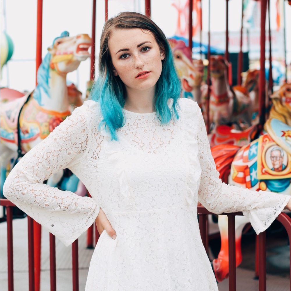 🌸5 FOR $20🌸 bell sleeve white lace dress - Picture 3 of 7